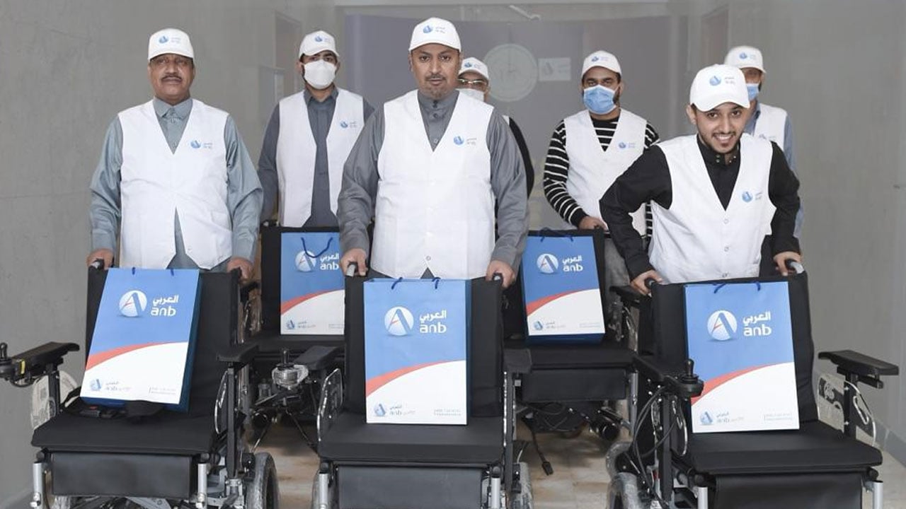 البنك العربي الوطني يوزع الكراسي الكهربائية المتحركة على مرضى الباركنسون
