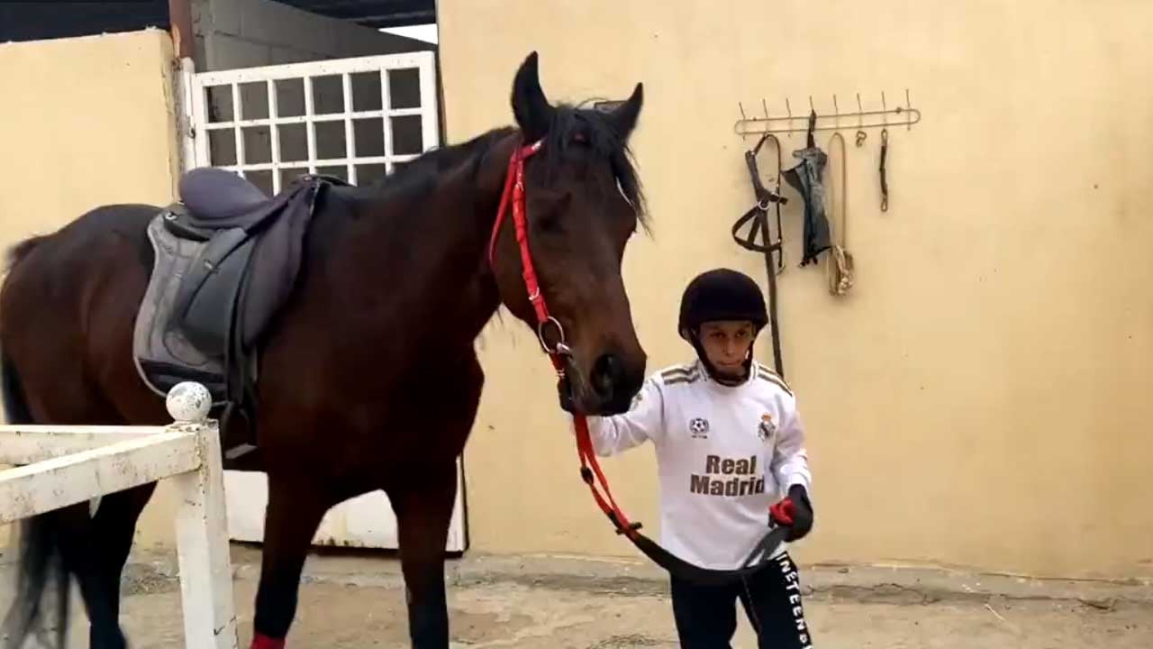 عزام.. قصة طفل أسهم ركوب الخيل في علاجه من أمراض يعاني منها