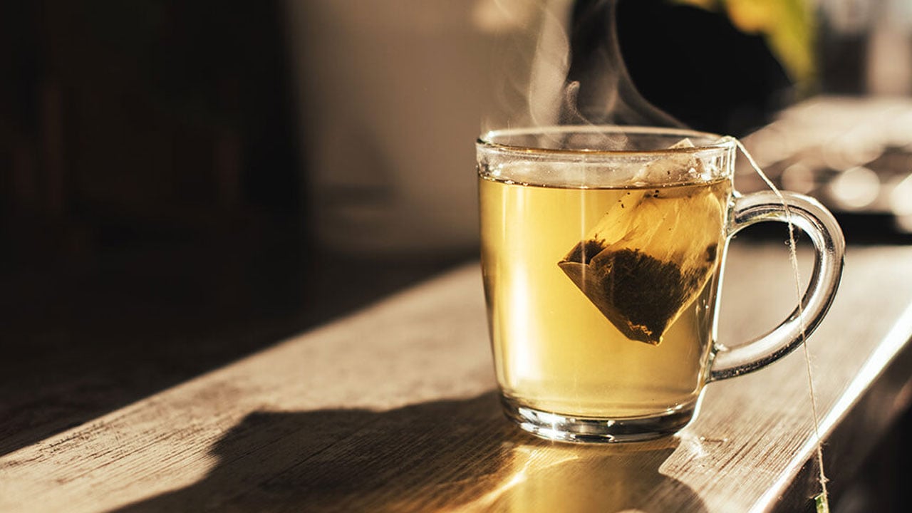 احذر.. تناول الشاي الأخضر والأسود قد يسبب ارتفاعًا حادًا في ضغط الدم  

