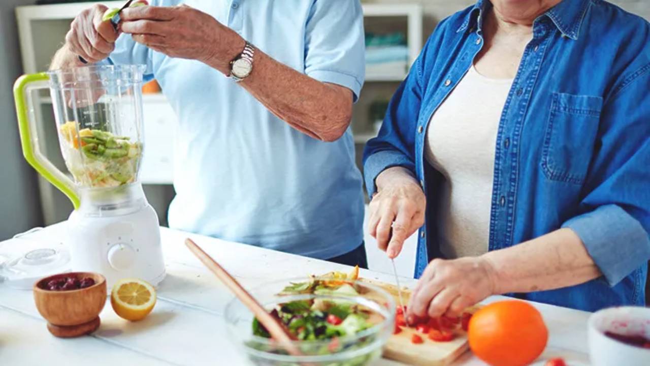 التغذية السليمة تحمي كبار السن من خطر السقوط