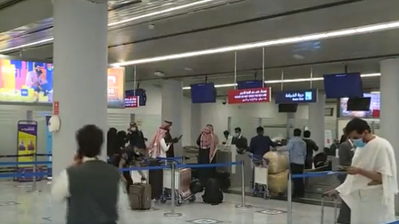 فيديو يوثق سير حركة الركاب بشكل طبيعي داخل مطار أبها 
