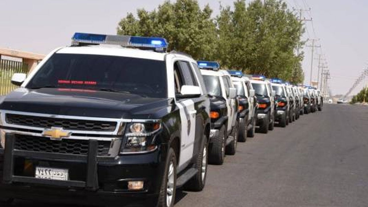 القبض على مواطن ظهر في فيديو يشير بحركة منافية للأخلاق باتجاه رجل أمن
