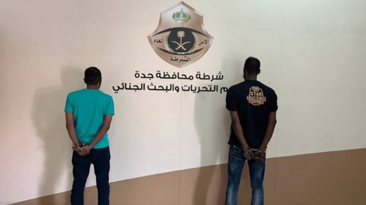 القبض على مواطنين بجدة كسرا زجاج المركبات وسرقا ما تحويها