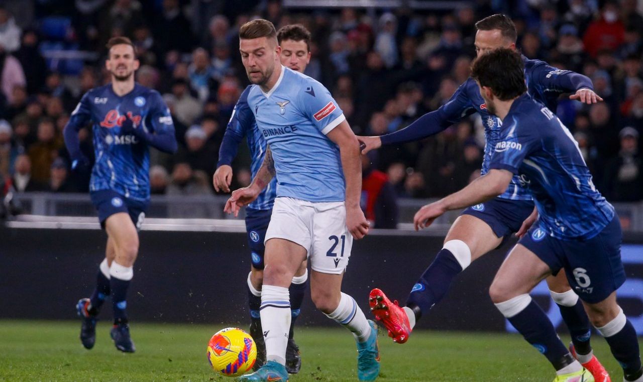 نابولي يفوز على لاتسيو ويتقاسم صدارة الدوري الإيطالي مع ميلان
