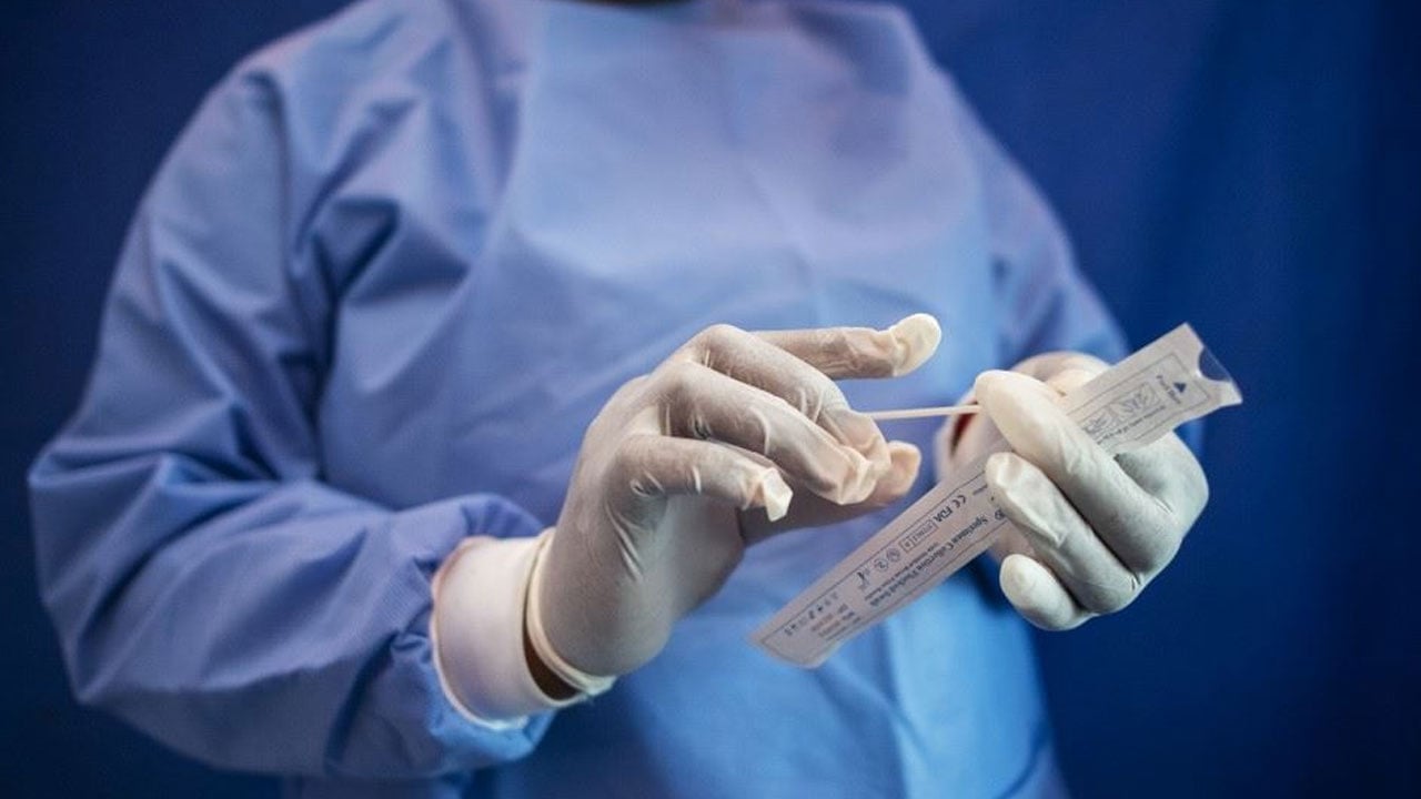 «الصحة» توضح التوقيت المناسب لإجراء الفحص الطبي  بعد مخالطة مُصاب كورونا
