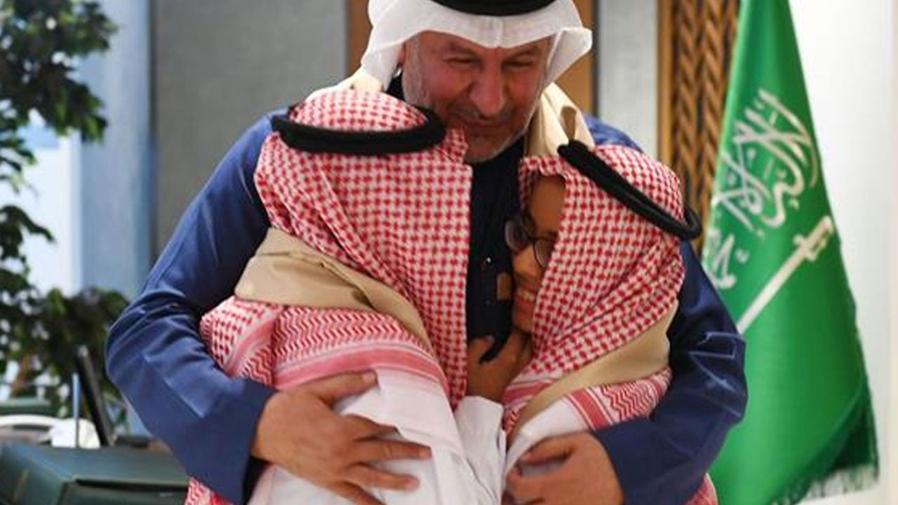 بعد 13 عامًا من عملية فصلهما.. «الربيعة» يلتقي التوأمينِ السياميّينِ المصريينِ حسن ومحمود
