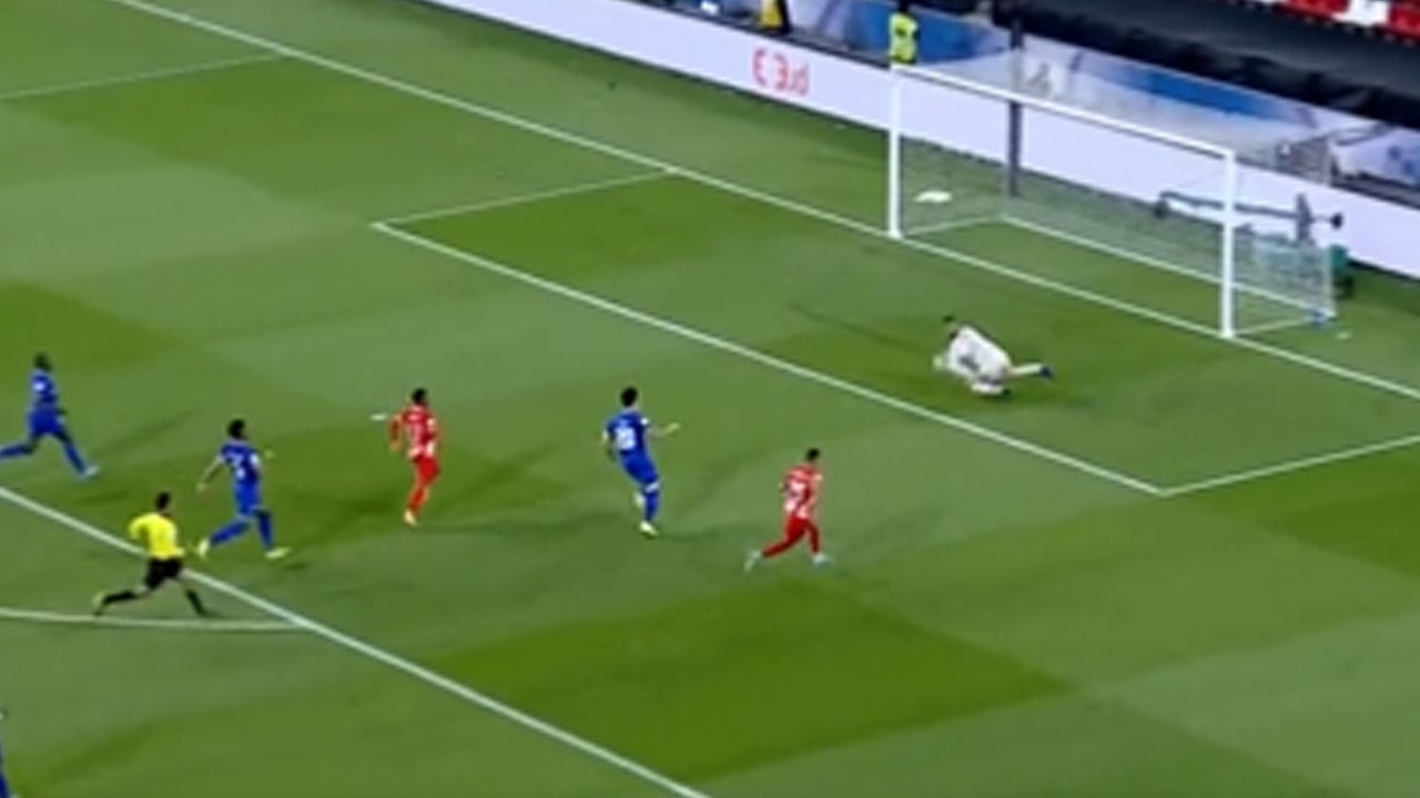 عبدالله المعيوف ينقذ مرمى الهلال من هدف مؤكد في الدقيقة الأولى