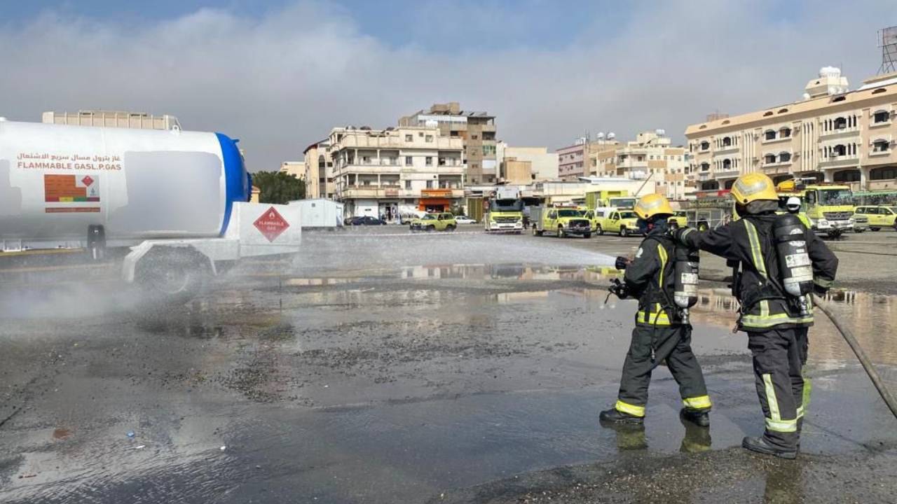 السيطرة على تسرب غاز من صهريج شاحنة بالطائف.. وإخلاء المنطقة المحيطة