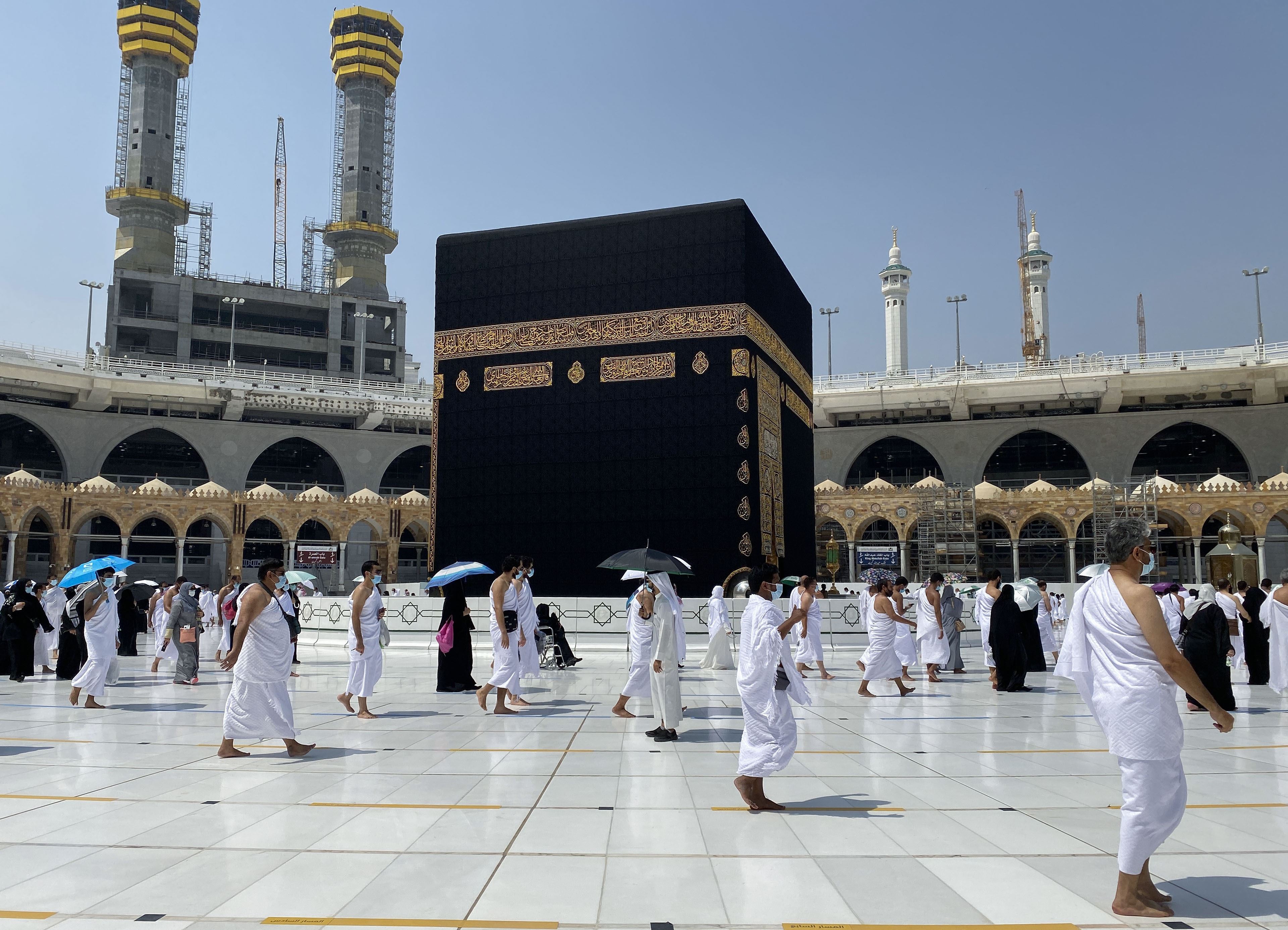 بالفيديو.. مشهد مهيب لتجمّع المعتمرين فجرًا بصحن الطواف