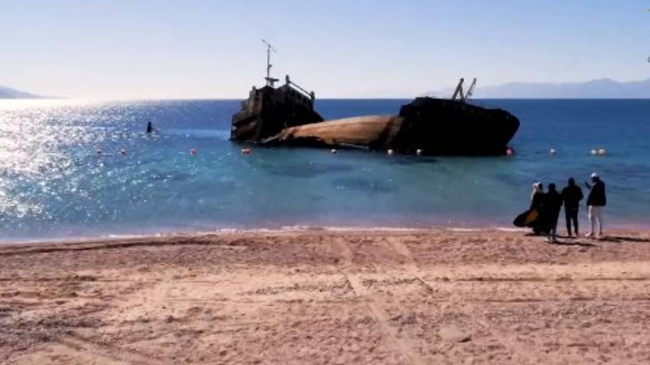 جذبت السائحين للتخييم.. قصة الباخرة اليونانية عروس بحر ‎حقل