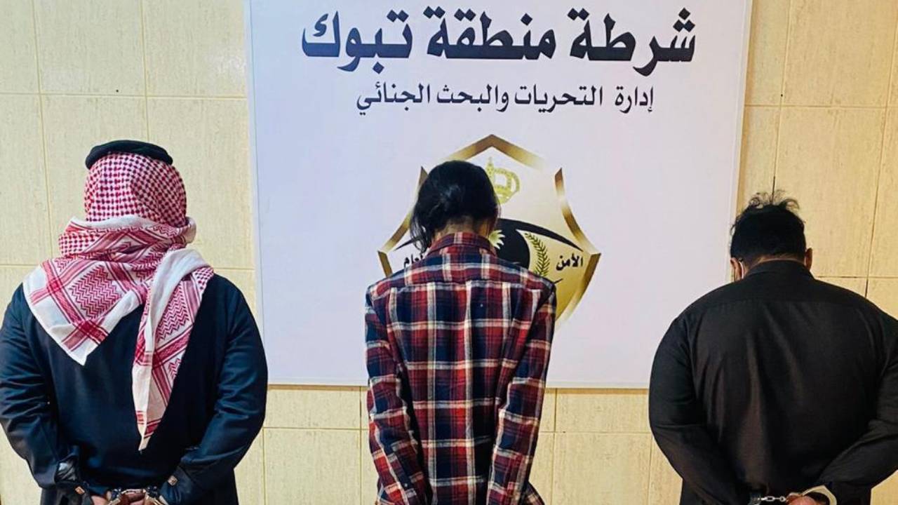 بالفيديو.. القبض على 3 مواطنين أحرقوا عربة تجارية متنقلة في تبوك