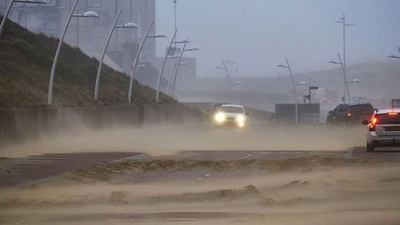 بالفيديو.. قوة الرياح تطرح المارة أرضًا في شوارع بريطانيا
