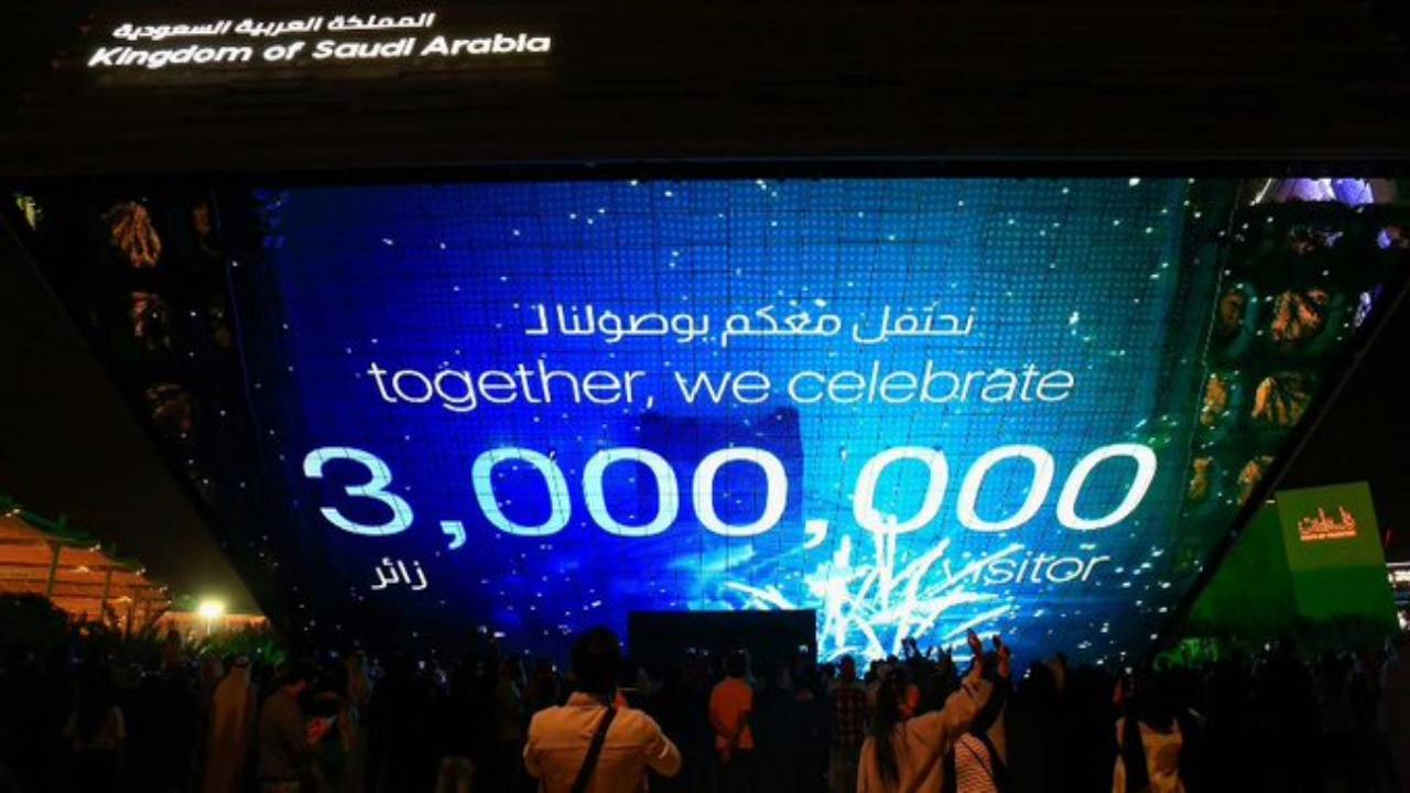 ألعاب نارية وفرقة «العرضة» في الاحتفال بـ3 ملايين زائر لجناح السعودية بإكسبو دبي