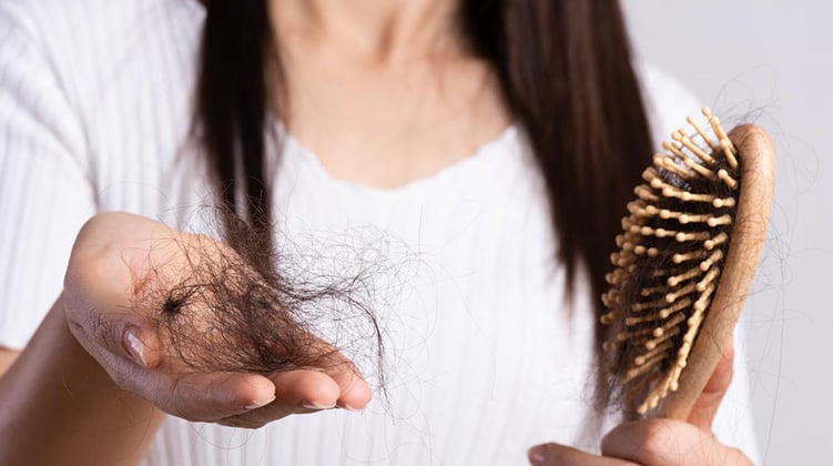 منها الإصابة بالعدوى الفيروسية.. أسباب زيادة تساقط الشعر في فصل الخريف