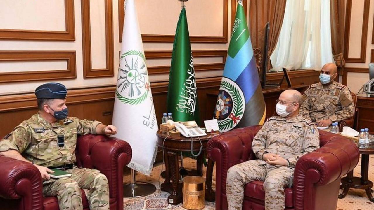 «الرويلي» يستعرض العلاقات الثنائية مع كبير المستشارين العسكريين البريطانيين