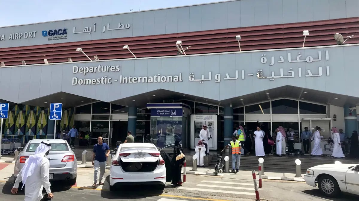 اليمن يدين استهداف مطار أبها ويطالب بتصنيف الحوثي «منظمة إرهابية»