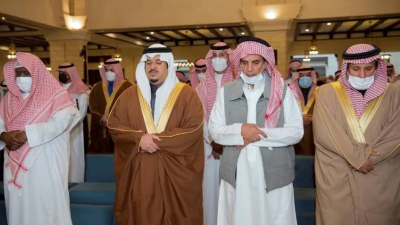 نائب أمير الرياض يؤدي صلاة الميت على نايف بن هندي بن ناصر بن حميد 