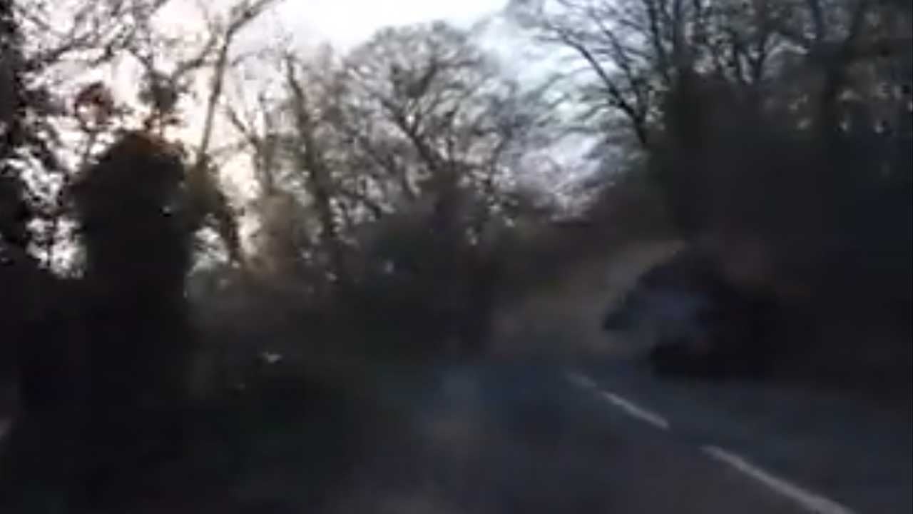 نجا من الموت بأعجوبة.. مقطع يوثق انقلاب شاب بسيارته  