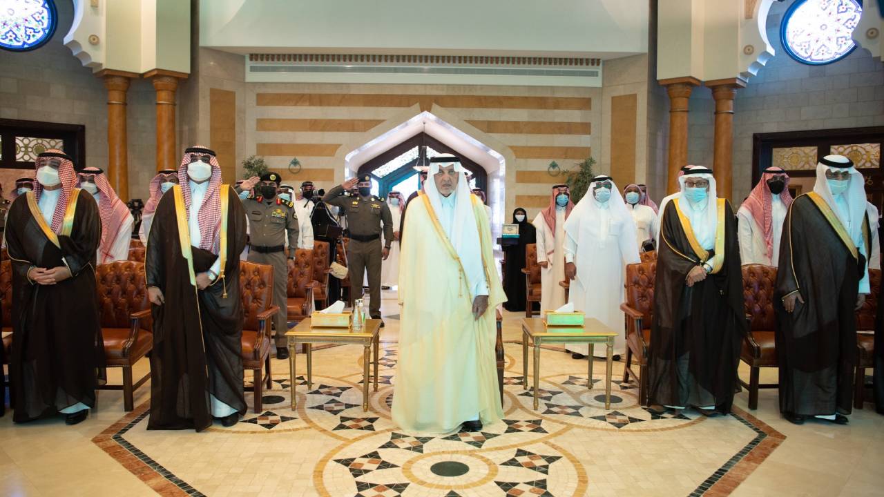بالصور.. الأمير خالد الفيصل يسلم وحدات سكنية جديدة لعدد من سكان الأحياء العشوائية