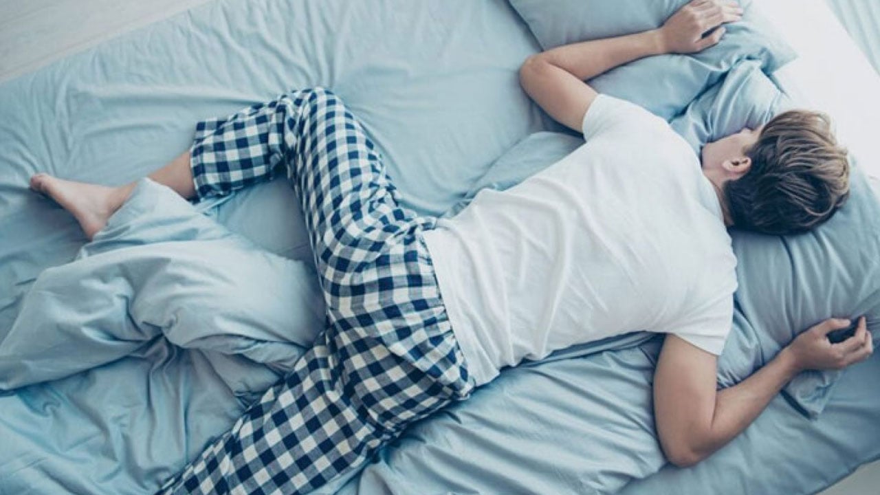3 وضعيات نوم قد تسبب أمراضًا خطيرة.. احذروها
