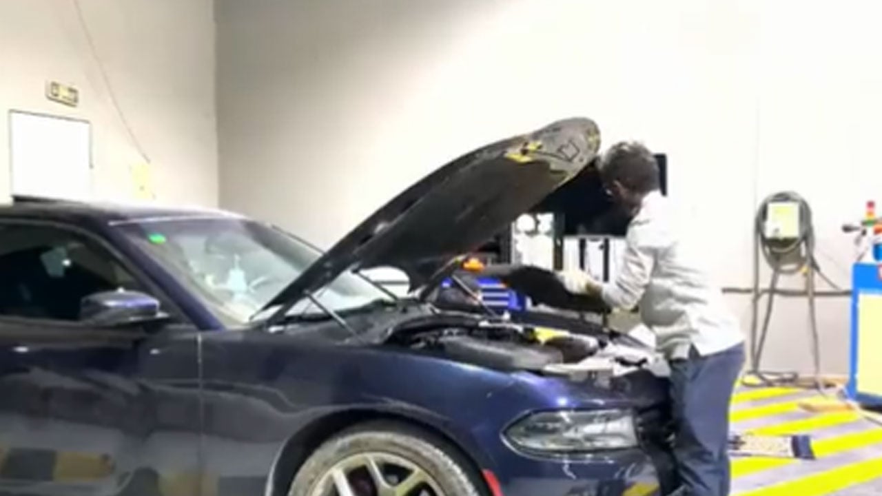 مواطن يحوّل شغفه بالميكانيكا لتجارة رابحة.. تعلم من عامل والآن يملك ورشًا 
