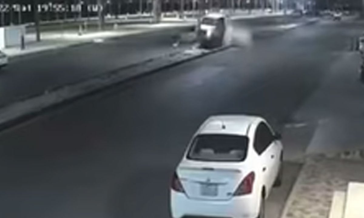 تصادم مركبتين وسقوط عمود إنارة على طريق رئيسي بالمملكة.. وفيديو يوثق الحادث
