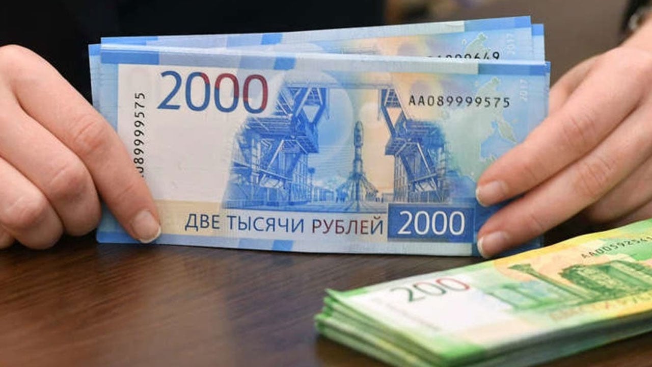 بورصة موسكو توقف التداولات.. والروبل ينخفض أمام الدولار واليورو
