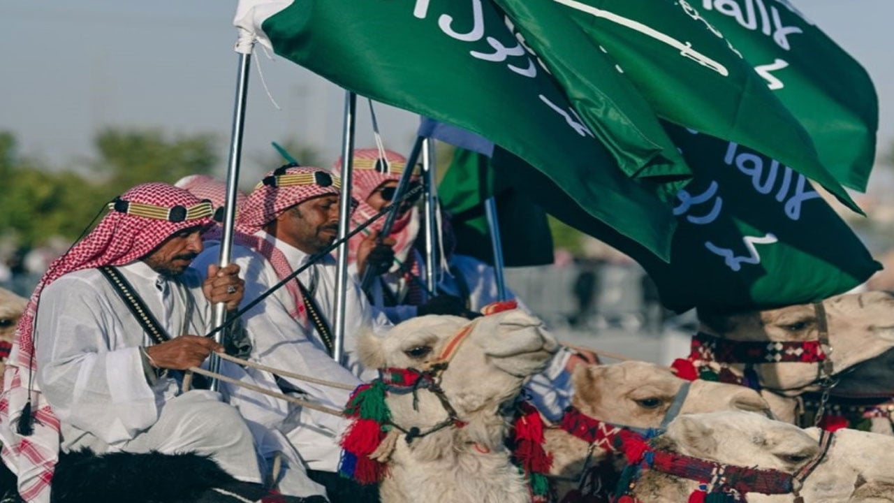 تروي تاريخ المملكة.. «إثراء» يطلق «مسيرة الإبل» احتفالاً بيوم التأسيس  ‏
