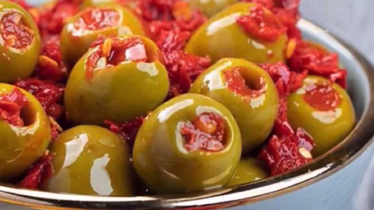 مزارع سعودي يحول بقايا الزيتون المهملة لمنتجات جديدة.. ما قصته؟