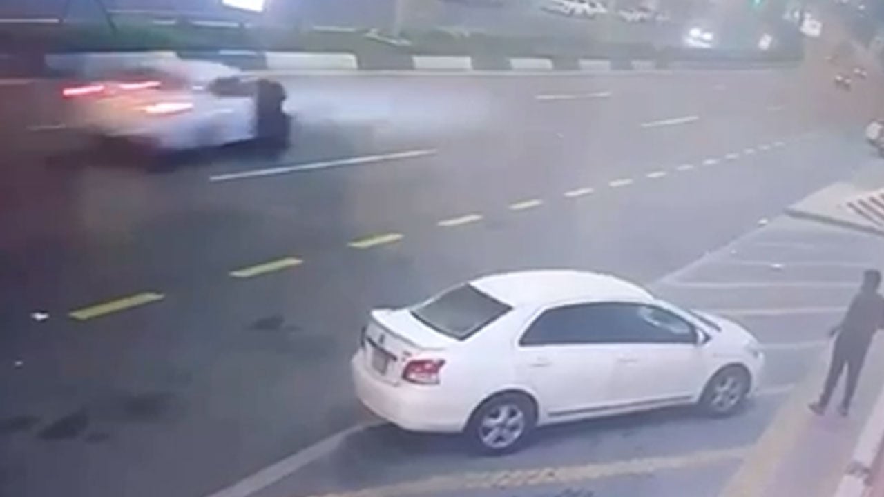 بالفيديو.. سيدة أربعينية تتعرض لحادث دهس أثناء محاولتها عبور الطريق في الباحة
