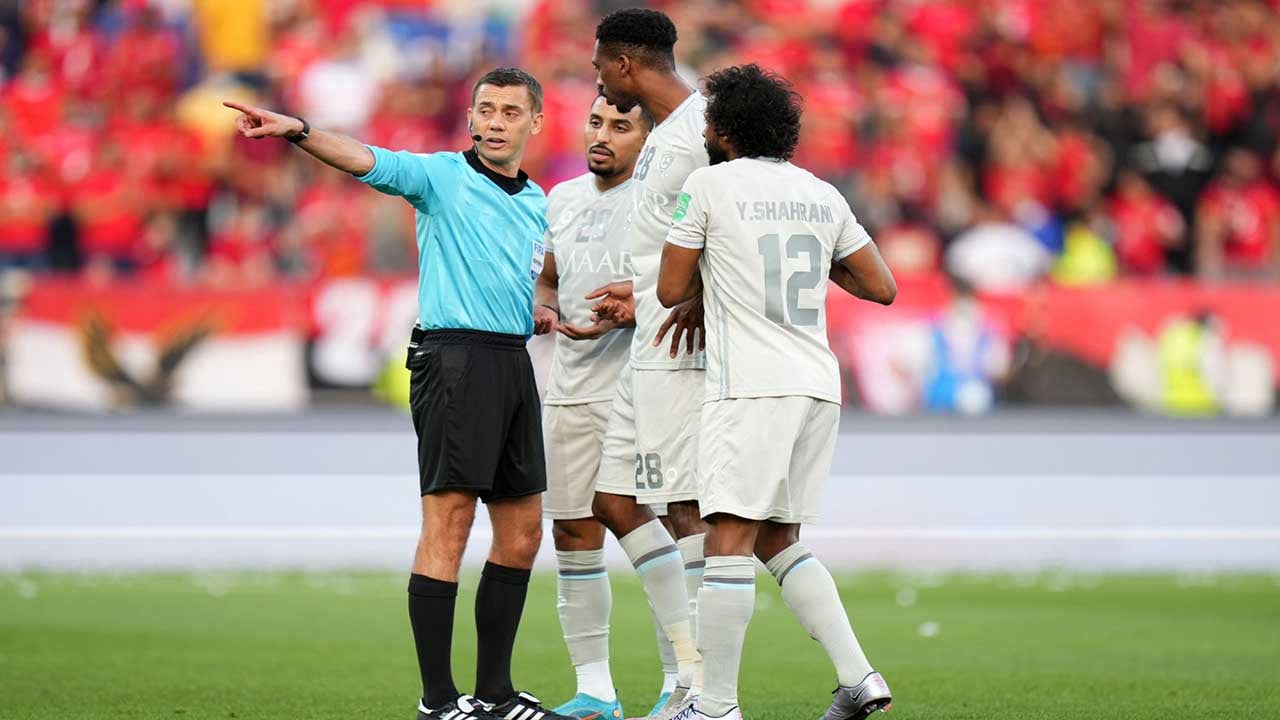 خبير قانوني: الهلال سيفقد كنو وبيريرا أمام الشباب 
