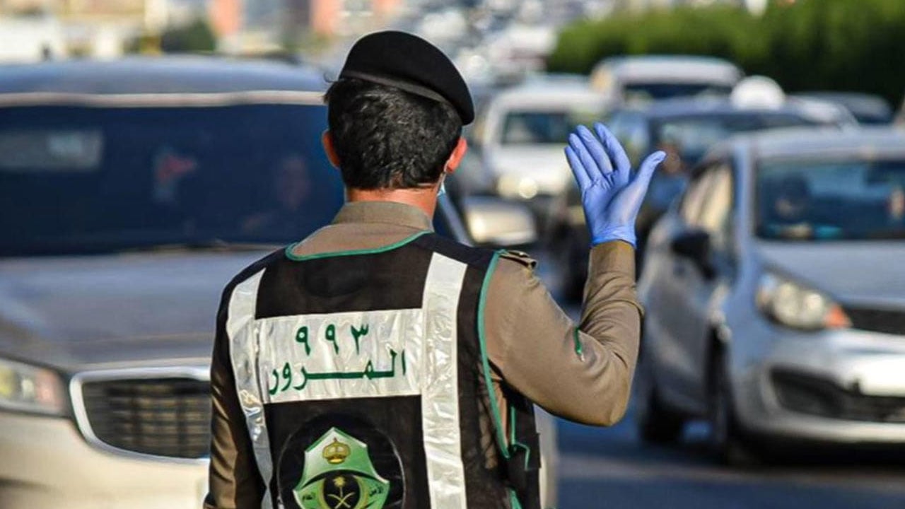 المرور:‏ جلوس الركاب في الأماكن غير المخصصة لهم في المركبة يعد مخالفة مرورية
