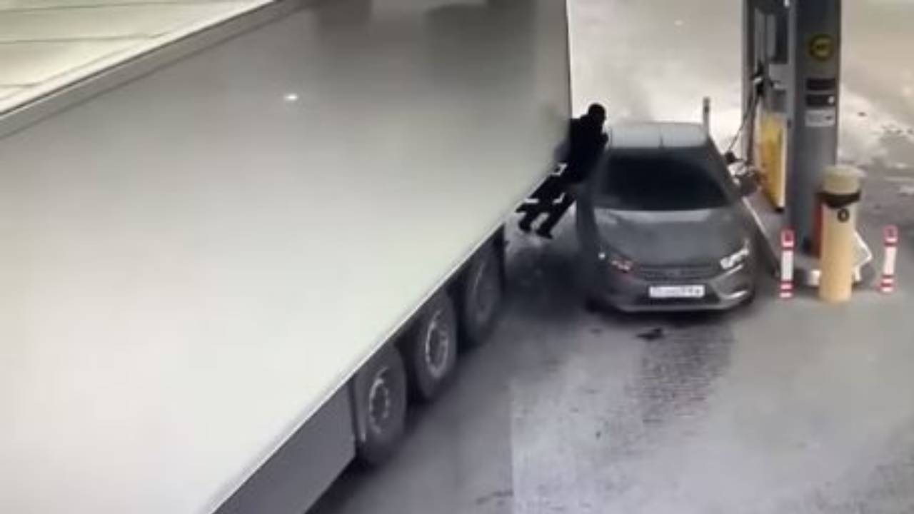 بالفيديو.. شخص ينحشر بين شاحنة ومركبته في محطة وقود