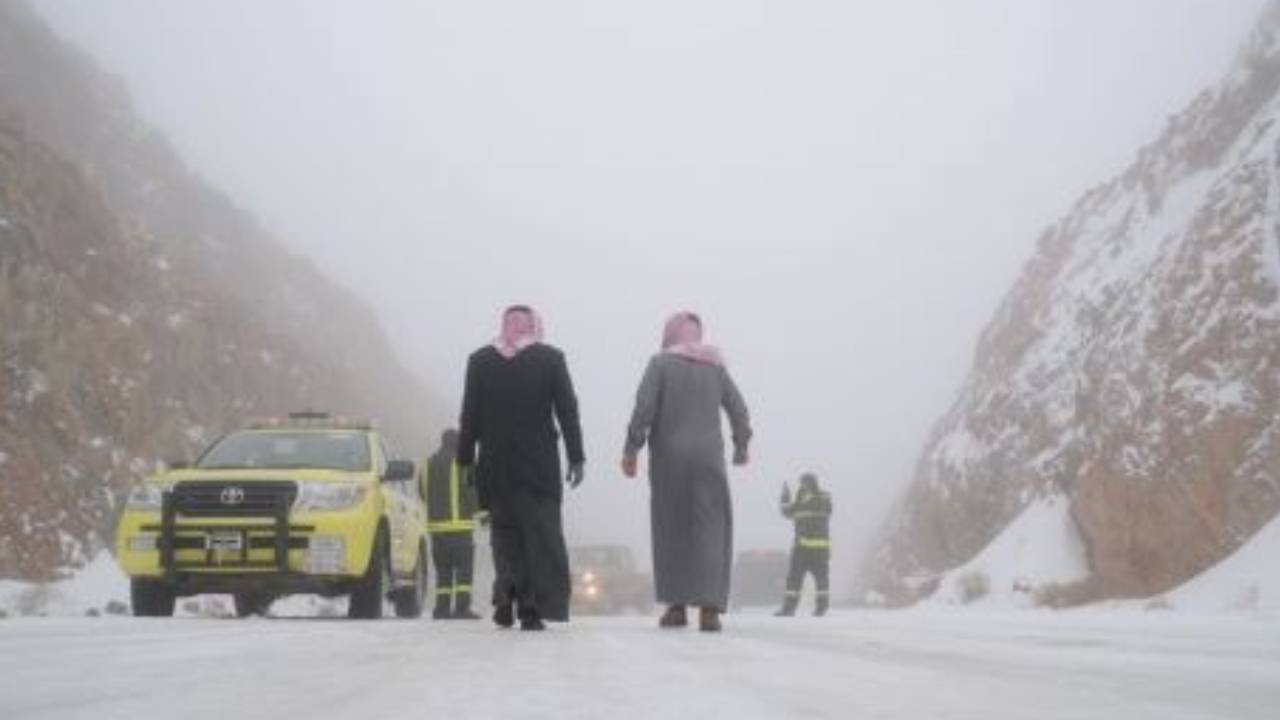 رغم الثلوج.. إقبال كبير على المخيمات الشتائية في مرتفعات علقان