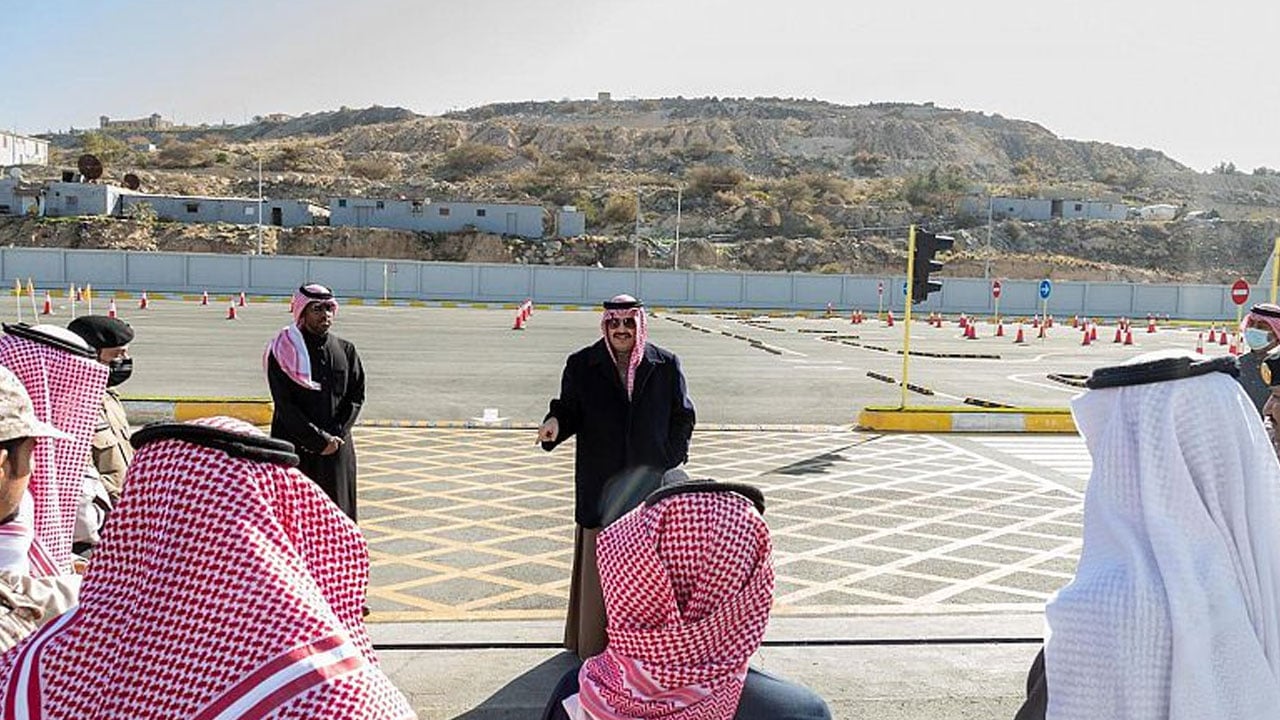 أمير عسير يفتتح مدرسة بلقرن لتعليم القيادة.. ويسلم 5 مواطنات رخصهن