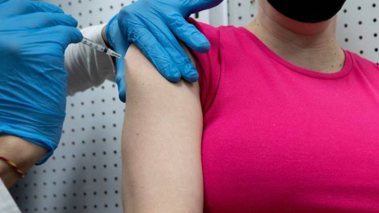«أكسفورد» تبدأ اختبارات لتقييم تأثير متحورات كورونا واللقاحات على فئتين