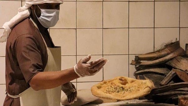 فيصل الربيع.. قصة شاب ترك الطب واتجه إلى صناعة الخبز الأحمر الحساوي 