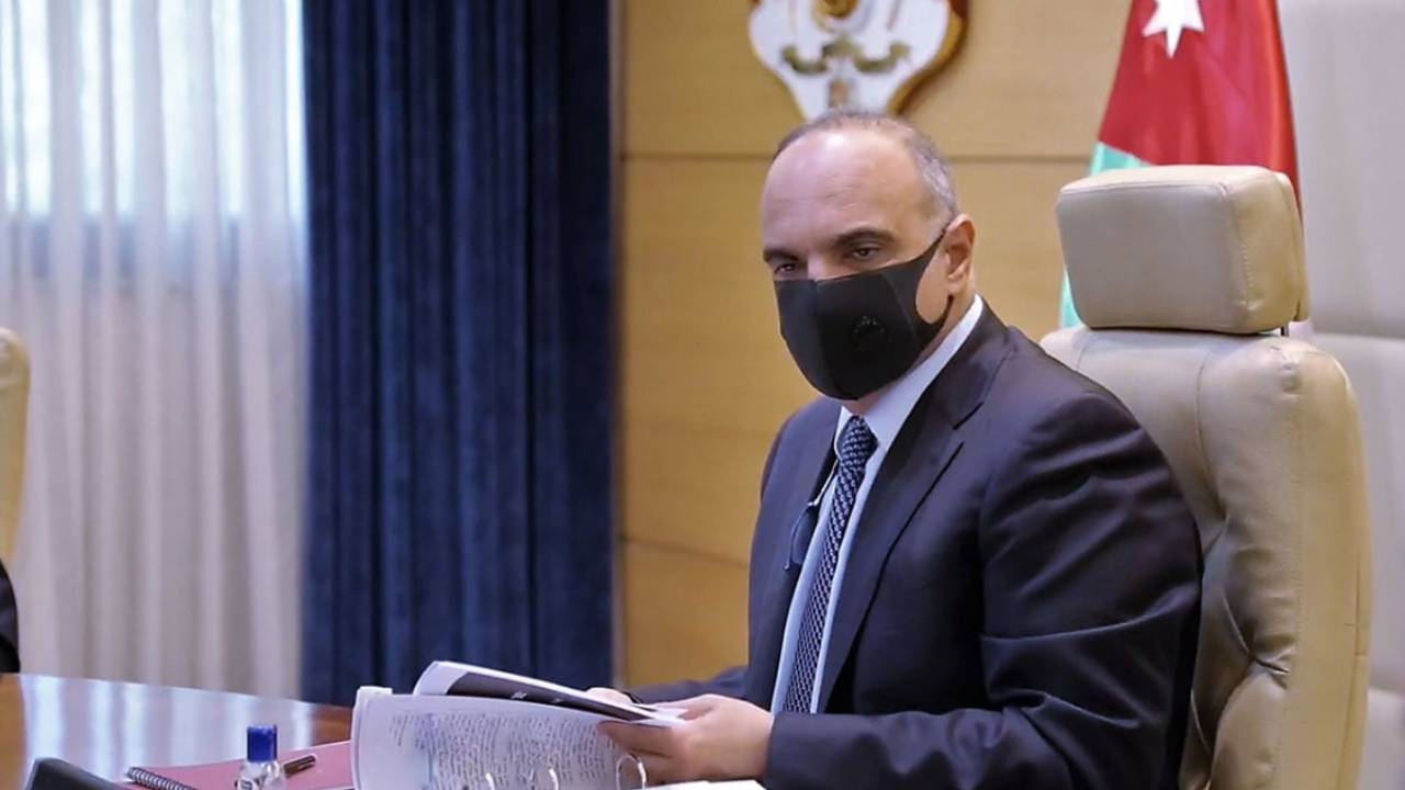 وزير الإعلام الأردني يعلن إصابة رئيس الوزراء بفيروس كورونا 
