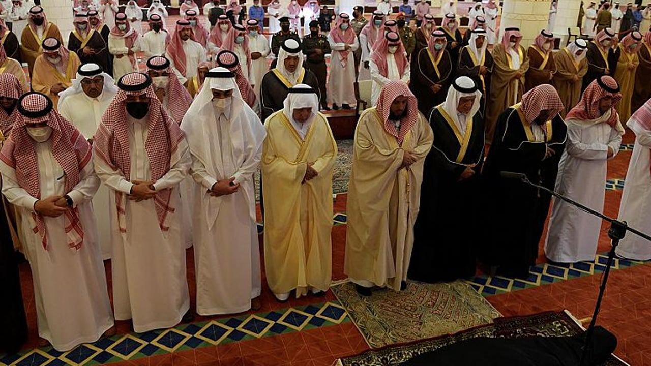 بالصور.. أمير الرياض يؤدي صلاة الميت على الأميرة نورة بنت فيصل بن عبدالعزيز
