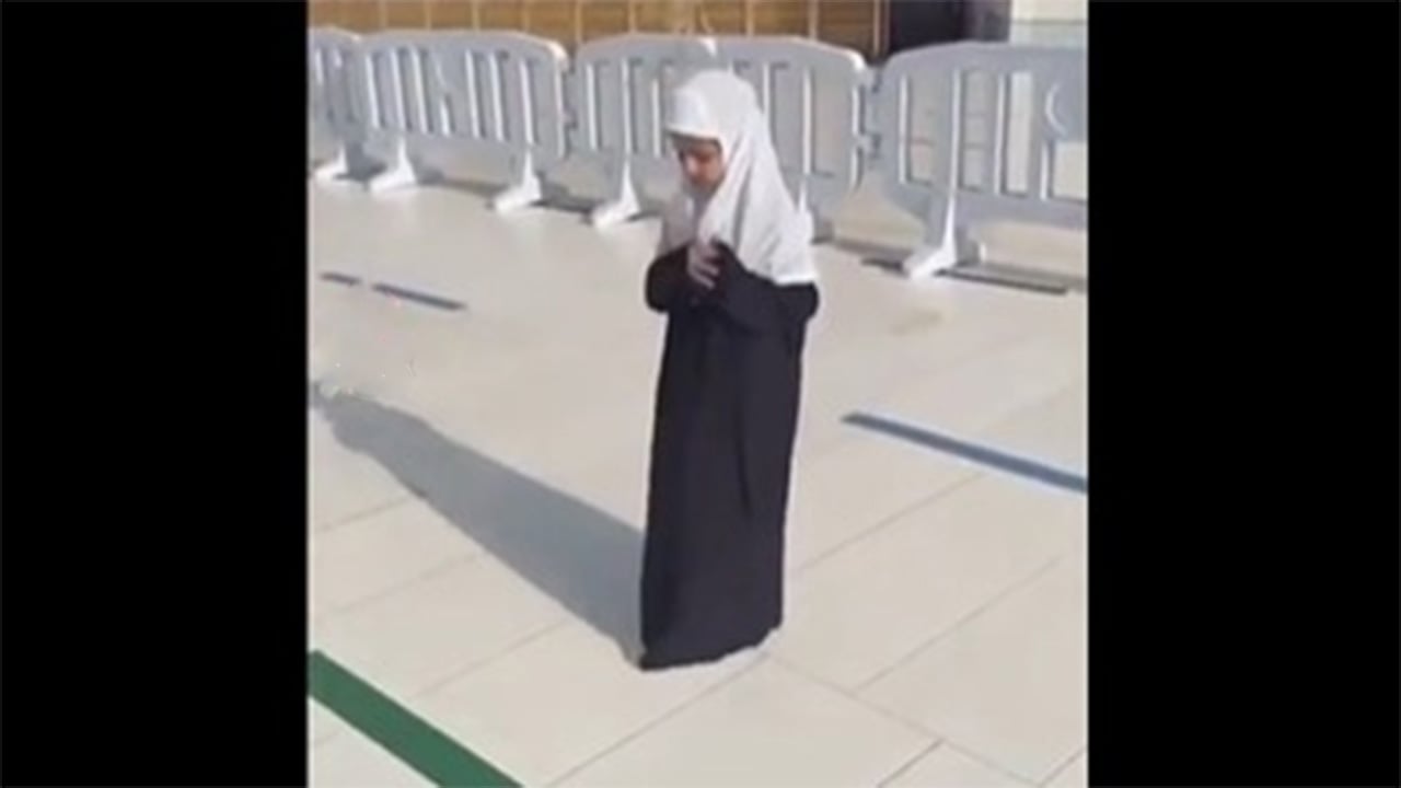 موقف إنساني لرجل أمن مع طفلة تصلي يثير اهتمام المغردين 

