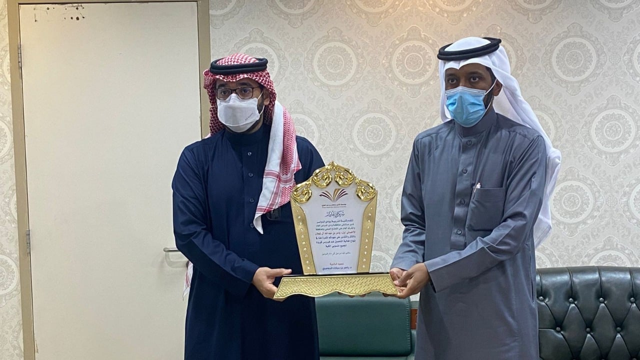 عميد تربية وادي الدواسر: التعاون بين الجهات ساهم في مواجهة كورونا 
