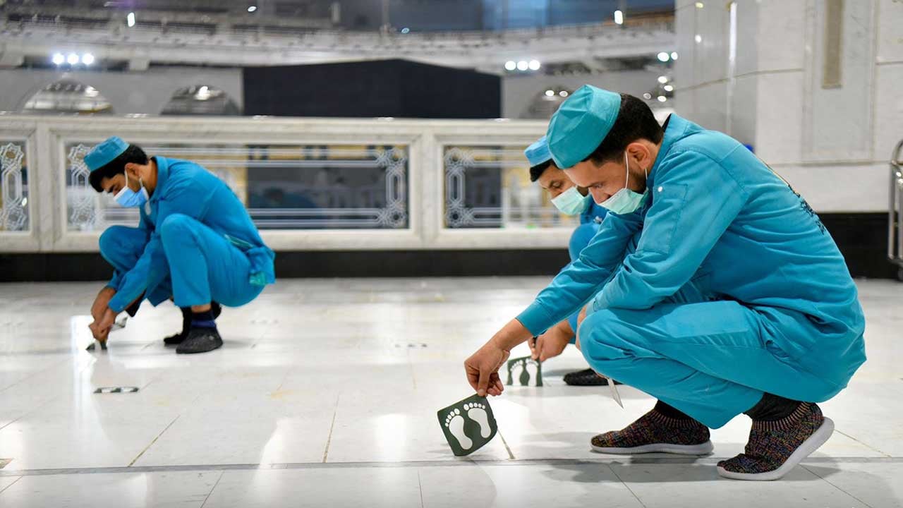<div class="paragraphs"><p>رفع ملصقات التباعد في المسجد الحرام</p></div>