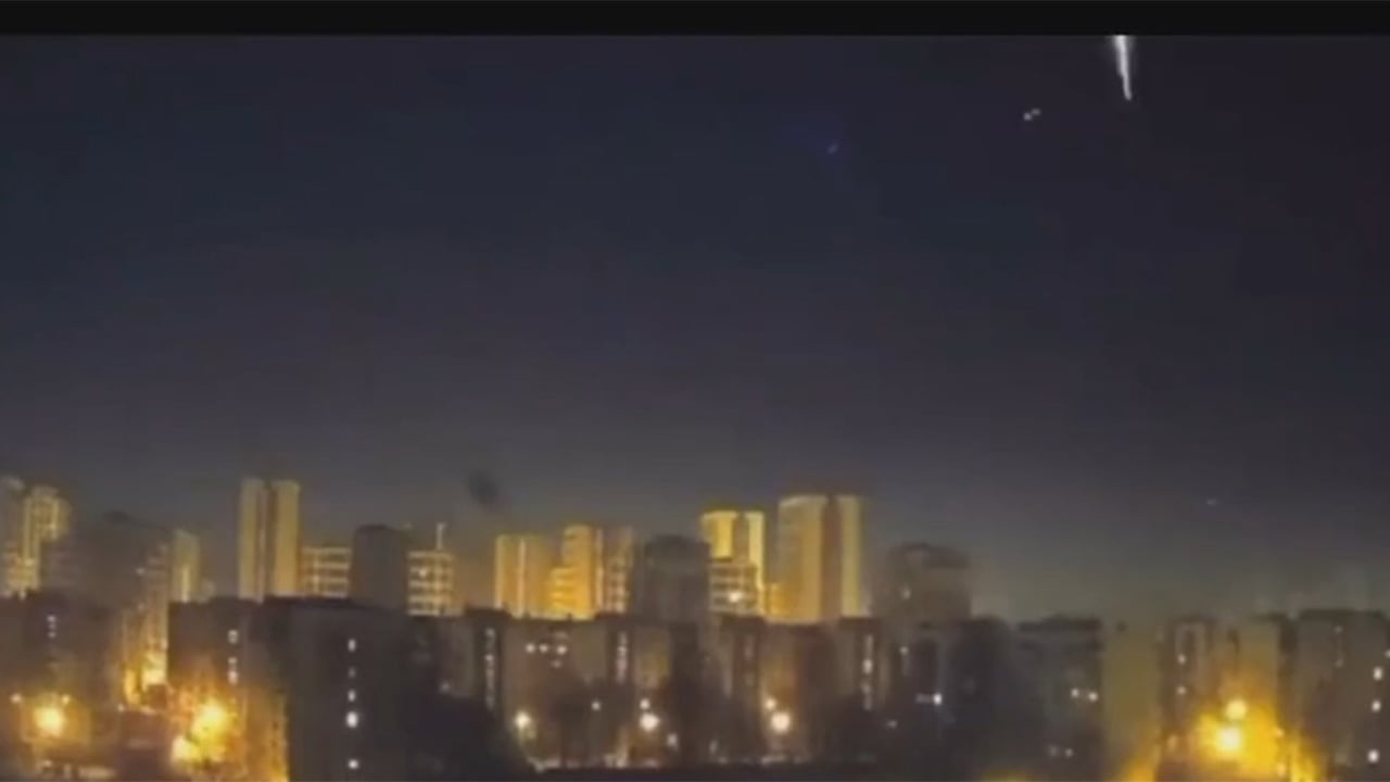 بالفيديو.. انفجارات عنيفة تهز العاصمة الأوكرانية كييف
