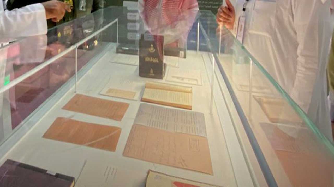 بمخطوطات وكتب نادرة.. دارة الملك عبدالعزيز تجذب زوار معرض خدمات الحج والعمرة
