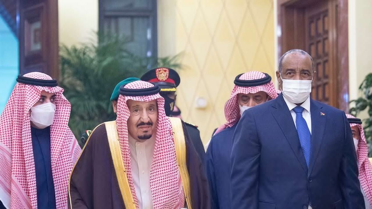 خادم الحرمين يستقبل رئيس مجلس السيادة السوداني ويقيم مأدبة غداء تكريمًا له
