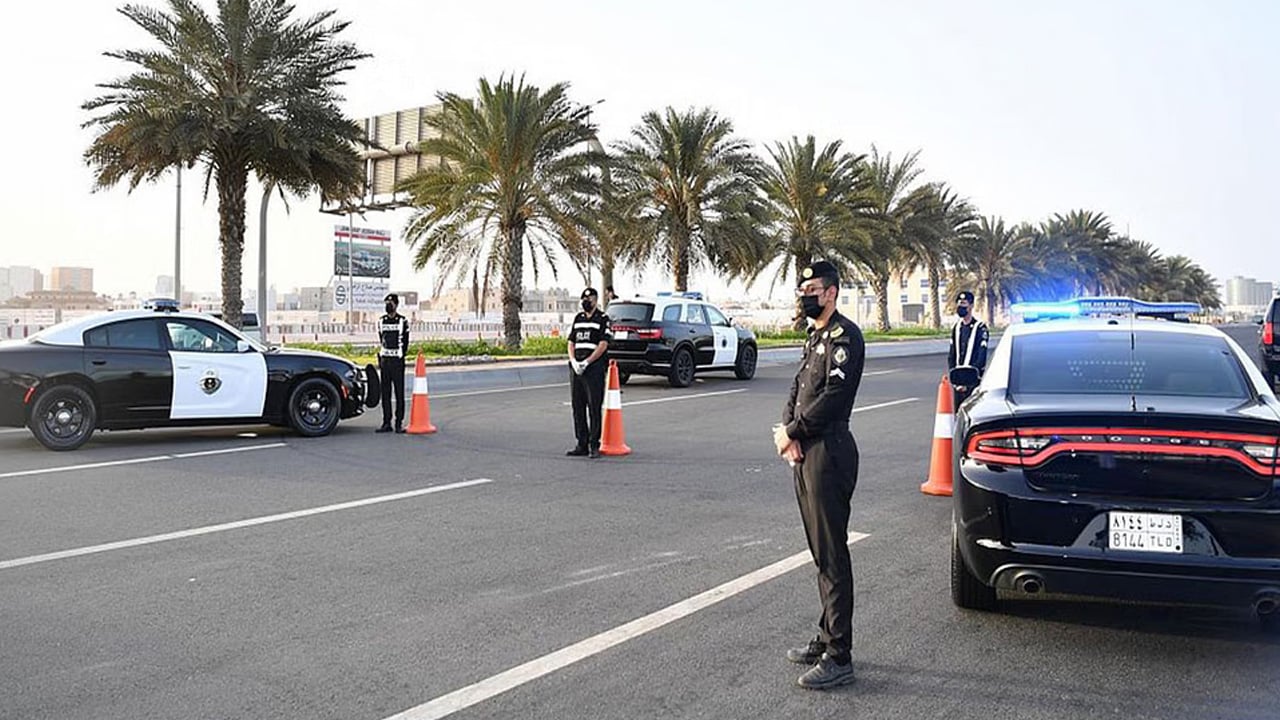 القبض على شخص صدم دورية أمنية متعمدًا.. واستدعاء آخر لنشره المقطع بمواقع التواصل

