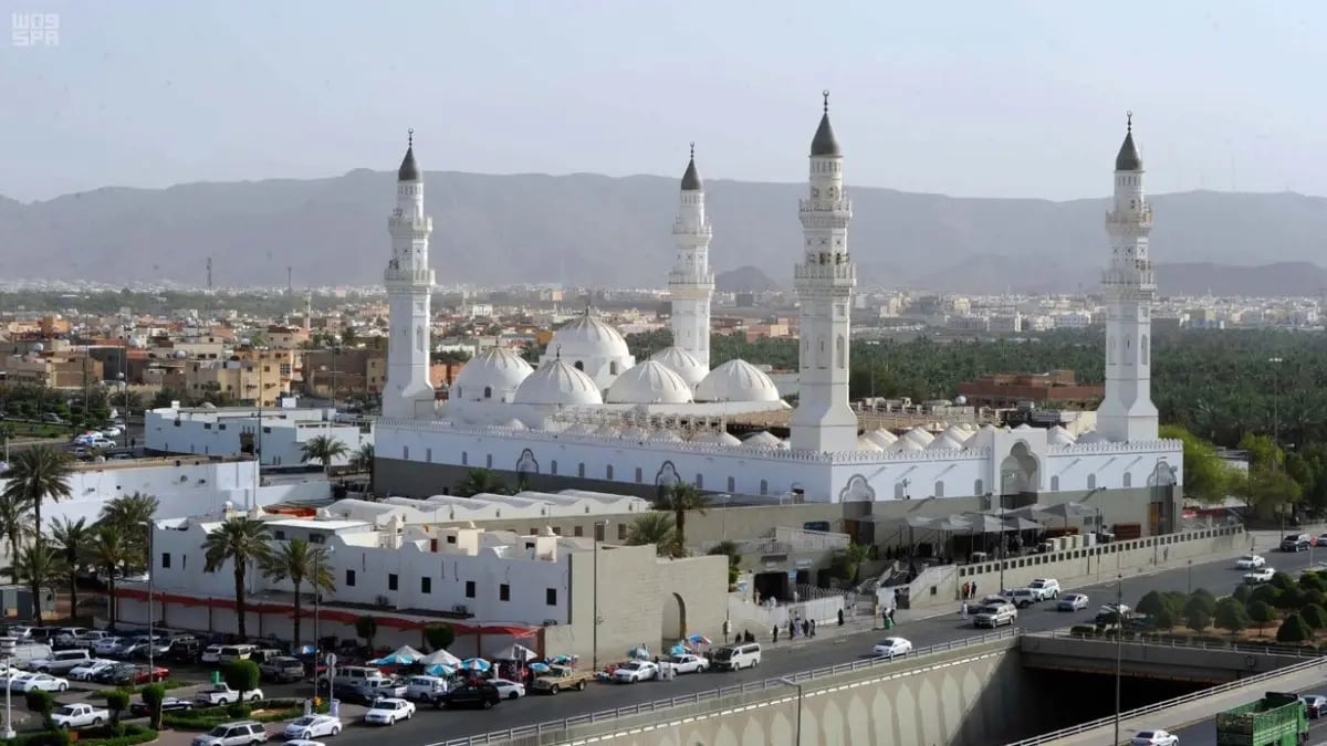استعدادًا لرمضان.. الانتهاء من فرش جامع القبلتين بـ2000 متر من السجاد
