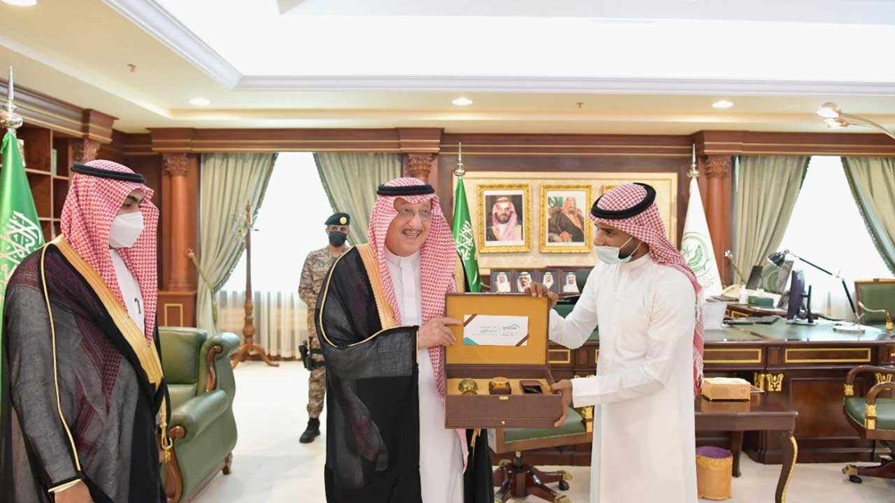 بالصور.. أمير جازان يسلّم 144 فيلا سكنية للمستفيدين بضاحية الملك عبدالله 