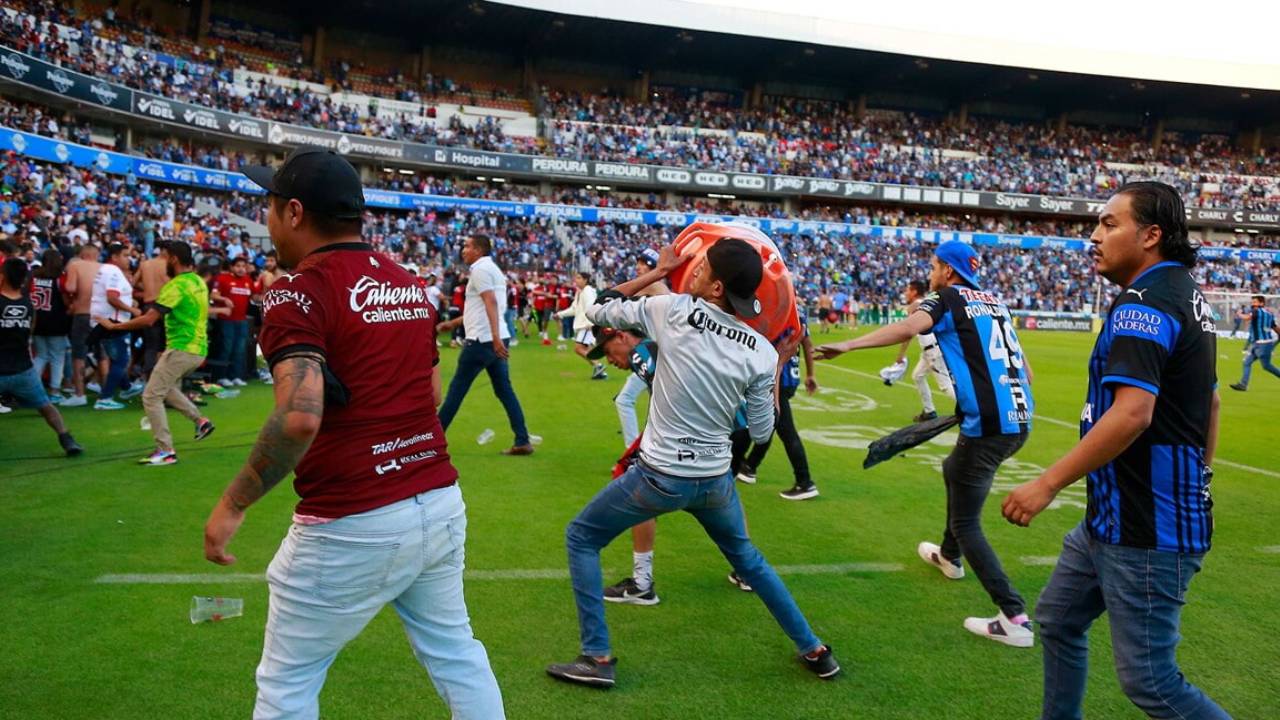 بالفيديو.. وفاة 15 مشجعًا بعد أحداث شغب وعنف في إحدى مباريات الدوري المكسيكي