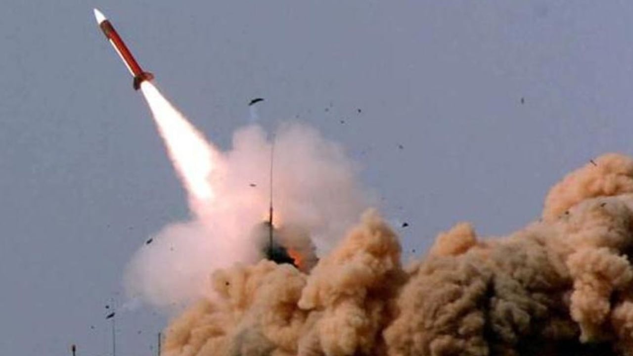 الدفاعات السعودية تعترض وتدمر صاروخًا باليستيًّا ومسيرة مفخخة أطلقا باتجاه جيزان ونجران
